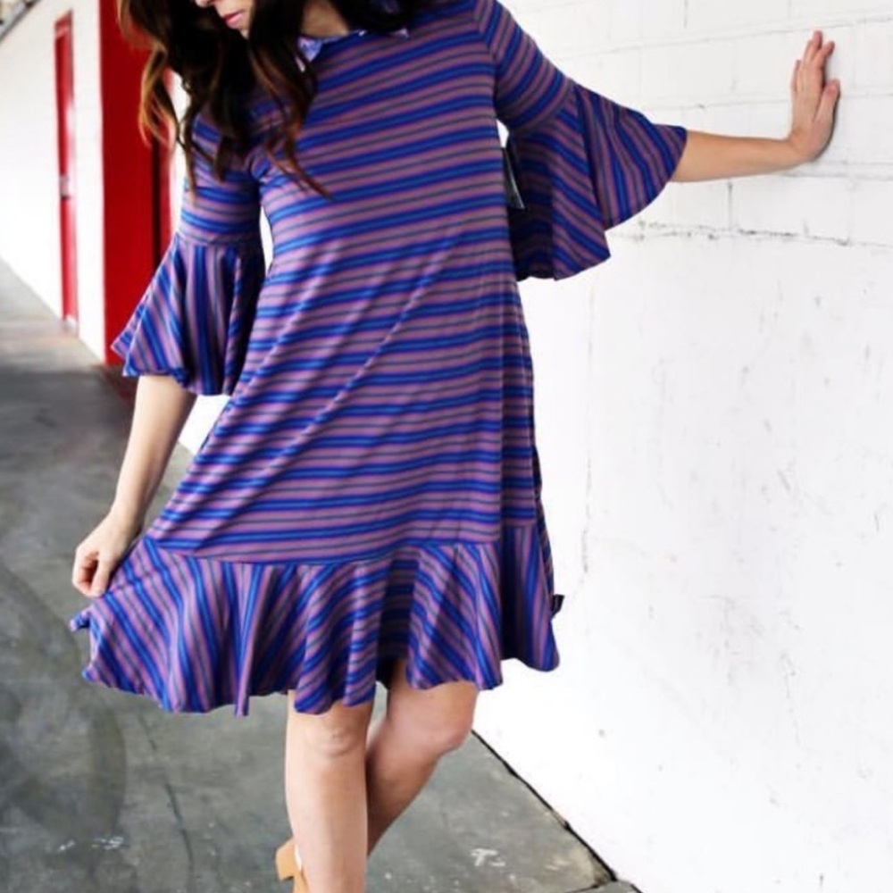 NWT! Women’s LuLaRoe Striped Maurine Dress Size M 👗
Fits size 12-14